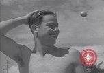 Immagine di US marinai nuoto e giochi Normandia Francia, 1944, secondo 62 filmato di repertorio 65675038274