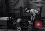 Standbild Edward Floyd bietet Zeitungen in hausgemachten Auto Seattle Washington USA, 1933, aus Sekunde 1 historischem Filmmaterial Videoclip 65675038327