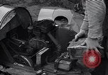 Standbild Edward Floyd bietet Zeitungen in hausgemachten Auto Seattle Washington USA, 1933, aus Sekunde 9 historischem Filmmaterial Videoclip 65675038327