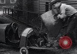 Standbild Edward Floyd bietet Zeitungen in hausgemachten Auto Seattle Washington USA, 1933, aus Sekunde 13 historischem Filmmaterial Videoclip 65675038327