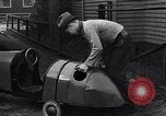 Standbild Edward Floyd bietet Zeitungen in hausgemachten Auto Seattle Washington USA, 1933, aus Sekunde 15 historischem Filmmaterial Videoclip 65675038327