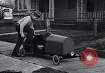 Standbild Edward Floyd bietet Zeitungen in hausgemachten Auto Seattle Washington USA, 1933, aus Sekunde 16 historischem Filmmaterial Videoclip 65675038327