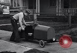 Standbild Edward Floyd bietet Zeitungen in hausgemachten Auto Seattle Washington USA, 1933, aus Sekunde 17 historischem Filmmaterial Videoclip 65675038327