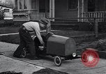 Standbild Edward Floyd bietet Zeitungen in hausgemachten Auto Seattle Washington USA, 1933, aus Sekunde 18 historischem Filmmaterial Videoclip 65675038327