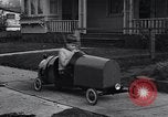 Standbild Edward Floyd bietet Zeitungen in hausgemachten Auto Seattle Washington USA, 1933, aus Sekunde 20 historischem Filmmaterial Videoclip 65675038327