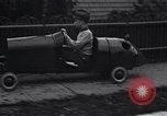 Standbild Edward Floyd bietet Zeitungen in hausgemachten Auto Seattle Washington USA, 1933, aus Sekunde 22 historischem Filmmaterial Videoclip 65675038327