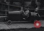 Standbild Edward Floyd bietet Zeitungen in hausgemachten Auto Seattle Washington USA, 1933, aus Sekunde 23 historischem Filmmaterial Videoclip 65675038327