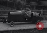 Standbild Edward Floyd bietet Zeitungen in hausgemachten Auto Seattle Washington USA, 1933, aus Sekunde 24 historischem Filmmaterial Videoclip 65675038327