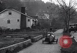 Standbild Edward Floyd bietet Zeitungen in hausgemachten Auto Seattle Washington USA, 1933, aus Sekunde 27 historischem Filmmaterial Videoclip 65675038327