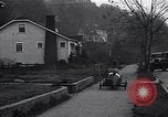 Standbild Edward Floyd bietet Zeitungen in hausgemachten Auto Seattle Washington USA, 1933, aus Sekunde 28 historischem Filmmaterial Videoclip 65675038327