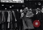Standbild arbeitslose Männer erhalten Mäntel Kansas City Missouri USA, 1933, aus Sekunde 3 historischem Filmmaterial Videoclip 65675038328