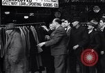 Standbild arbeitslose Männer erhalten Mäntel Kansas City Missouri USA, 1933, aus Sekunde 4 historischem Filmmaterial Videoclip 65675038328