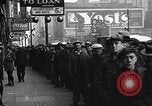 Standbild arbeitslose Männer erhalten Mäntel Kansas City Missouri USA, 1933, aus Sekunde 5 historischem Filmmaterial Videoclip 65675038328
