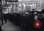 Standbild arbeitslose Männer erhalten Mäntel Kansas City Missouri USA, 1933, aus Sekunde 6 historischem Filmmaterial Videoclip 65675038328
