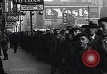 Standbild arbeitslose Männer erhalten Mäntel Kansas City Missouri USA, 1933, aus Sekunde 7 historischem Filmmaterial Videoclip 65675038328
