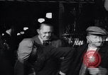 Standbild arbeitslose Männer erhalten Mäntel Kansas City Missouri USA, 1933, aus Sekunde 8 historischem Filmmaterial Videoclip 65675038328
