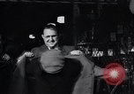 Standbild arbeitslose Männer erhalten Mäntel Kansas City Missouri USA, 1933, aus Sekunde 9 historischem Filmmaterial Videoclip 65675038328