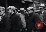 Standbild arbeitslose Männer erhalten Mäntel Kansas City Missouri USA, 1933, aus Sekunde 10 historischem Filmmaterial Videoclip 65675038328