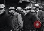 Standbild arbeitslose Männer erhalten Mäntel Kansas City Missouri USA, 1933, aus Sekunde 11 historischem Filmmaterial Videoclip 65675038328