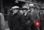 Standbild arbeitslose Männer erhalten Mäntel Kansas City Missouri USA, 1933, aus Sekunde 12 historischem Filmmaterial Videoclip 65675038328