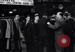 Standbild arbeitslose Männer erhalten Mäntel Kansas City Missouri USA, 1933, aus Sekunde 13 historischem Filmmaterial Videoclip 65675038328