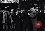Standbild arbeitslose Männer erhalten Mäntel Kansas City Missouri USA, 1933, aus Sekunde 14 historischem Filmmaterial Videoclip 65675038328