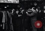 Standbild arbeitslose Männer erhalten Mäntel Kansas City Missouri USA, 1933, aus Sekunde 15 historischem Filmmaterial Videoclip 65675038328
