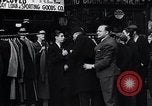 Standbild arbeitslose Männer erhalten Mäntel Kansas City Missouri USA, 1933, aus Sekunde 16 historischem Filmmaterial Videoclip 65675038328