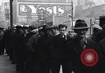 Standbild arbeitslose Männer erhalten Mäntel Kansas City Missouri USA, 1933, aus Sekunde 17 historischem Filmmaterial Videoclip 65675038328