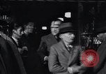 Standbild arbeitslose Männer erhalten Mäntel Kansas City Missouri USA, 1933, aus Sekunde 19 historischem Filmmaterial Videoclip 65675038328