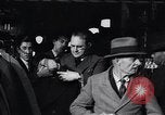 Standbild arbeitslose Männer erhalten Mäntel Kansas City Missouri USA, 1933, aus Sekunde 20 historischem Filmmaterial Videoclip 65675038328