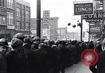 Standbild arbeitslose Männer erhalten Mäntel Kansas City Missouri USA, 1933, aus Sekunde 22 historischem Filmmaterial Videoclip 65675038328