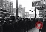 Standbild arbeitslose Männer erhalten Mäntel Kansas City Missouri USA, 1933, aus Sekunde 23 historischem Filmmaterial Videoclip 65675038328