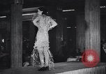 Standbild Zellophan kleider Paris Frankreich, 1933, aus Sekunde 4 historischem Filmmaterial Videoclip 65675038330