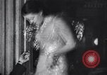 Standbild Zellophan kleider Paris Frankreich, 1933, aus Sekunde 10 historischem Filmmaterial Videoclip 65675038330