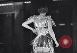 Standbild Zellophan kleider Paris Frankreich, 1933, aus Sekunde 14 historischem Filmmaterial Videoclip 65675038330