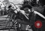 Standbild ski Pant Mount Rainier Washington USA, 1937, aus Sekunde 15 historischem Filmmaterial Videoclip 65675038361