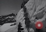 Standbild ski Pant Mount Rainier Washington USA, 1937, aus Sekunde 24 historischem Filmmaterial Videoclip 65675038361