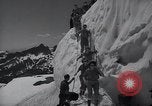 Standbild ski Pant Mount Rainier Washington USA, 1937, aus Sekunde 25 historischem Filmmaterial Videoclip 65675038361