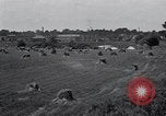 Standbild Weizen Feld in der Nähe von Factory United States USA, 1917, aus Sekunde 12 historischem Filmmaterial Videoclip 65675038397