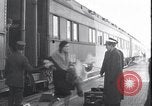 Standbild Ford Trimotor mit Native American Indian Familie Albuquerque New Mexico USA, 1928, aus Sekunde 9 historischem Filmmaterial Videoclip 65675038420