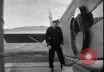 Standbild Ford Trimotor mit Native American Indian Familie Albuquerque New Mexico USA, 1928, aus Sekunde 17 historischem Filmmaterial Videoclip 65675038420