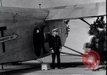 Standbild Ford Trimotor mit Native American Indian Familie Albuquerque New Mexico USA, 1928, aus Sekunde 18 historischem Filmmaterial Videoclip 65675038420