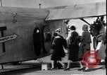 Standbild Ford Trimotor mit Native American Indian Familie Albuquerque New Mexico USA, 1928, aus Sekunde 19 historischem Filmmaterial Videoclip 65675038420