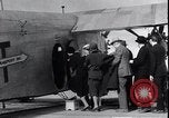 Standbild Ford Trimotor mit Native American Indian Familie Albuquerque New Mexico USA, 1928, aus Sekunde 21 historischem Filmmaterial Videoclip 65675038420