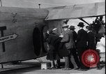 Standbild Ford Trimotor mit Native American Indian Familie Albuquerque New Mexico USA, 1928, aus Sekunde 22 historischem Filmmaterial Videoclip 65675038420