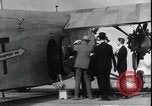 Standbild Ford Trimotor mit Native American Indian Familie Albuquerque New Mexico USA, 1928, aus Sekunde 23 historischem Filmmaterial Videoclip 65675038420
