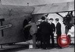 Standbild Ford Trimotor mit Native American Indian Familie Albuquerque New Mexico USA, 1928, aus Sekunde 24 historischem Filmmaterial Videoclip 65675038420