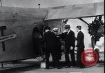 Standbild Ford Trimotor mit Native American Indian Familie Albuquerque New Mexico USA, 1928, aus Sekunde 25 historischem Filmmaterial Videoclip 65675038420