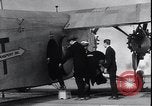 Standbild Ford Trimotor mit Native American Indian Familie Albuquerque New Mexico USA, 1928, aus Sekunde 26 historischem Filmmaterial Videoclip 65675038420